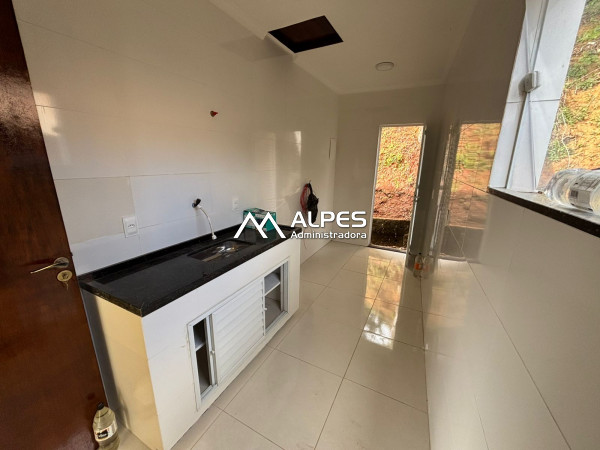 Excelente casa de 2 quartos, reformada, com linda vista da cidade.