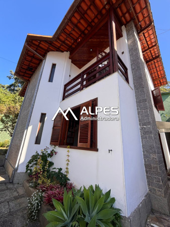 Excelente casa em condomínio, semi mobiliada, 2 quartos, varanda e garagem.