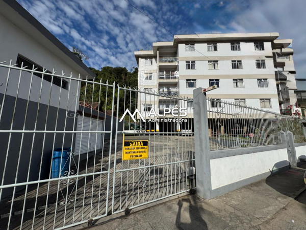 Apartamento de 2 quartos junto ao comércio e bancos, prédio com elevador e garagem
