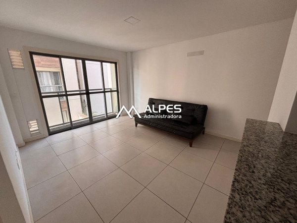 Excelente apartamento de quarto e sala, prédio com elevador e garagem.
