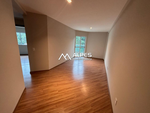 Apartamento no centro da cidade, 2 quartos com móveis planejados, primeira locação. Prédio com elevador e garagem.
