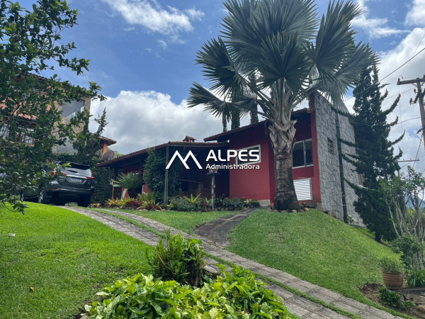 Excelente casa em condomínio, localizada em Vargem Grande, mobiliada, com muito verde, quintal, e garagem.