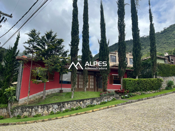 Excelente casa em condomínio, localizada em Vargem Grande, mobiliada, com muito verde, quintal, e garagem.