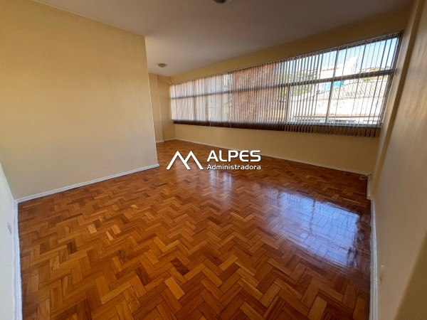 Excelente apartamento, com vista livre e ensolarado no centro da cidade. Com 3 quartos (1 suíte), ampla sala, área de serviço completa e elevador.