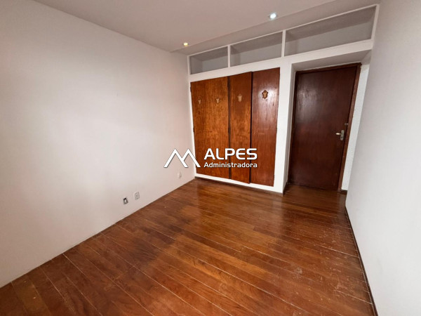 Excelente apartamento conjugado, semi mobiliado, próximo a faculdade, mercados e restaurantes.