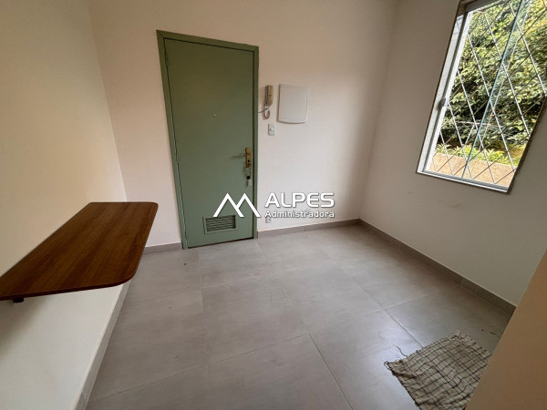 Conjugado dividido em quarto e sala, com os móveis planejados, próximo ao hospital São José.