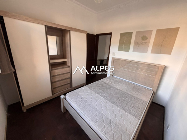 Apartamento de quarto e sala, bem localizado, junto ao comércio, mobiliado.