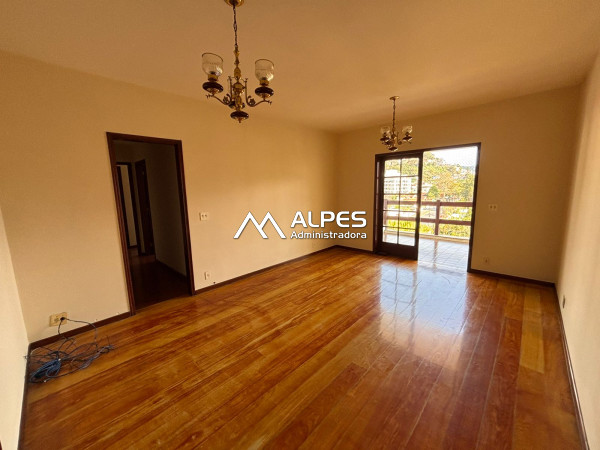 Excelente apartamento, com vista livre próximo a restaurantes, e todo comércio. Com 2 quartos (1 suíte), ampla sala, área de serviço com dependência.