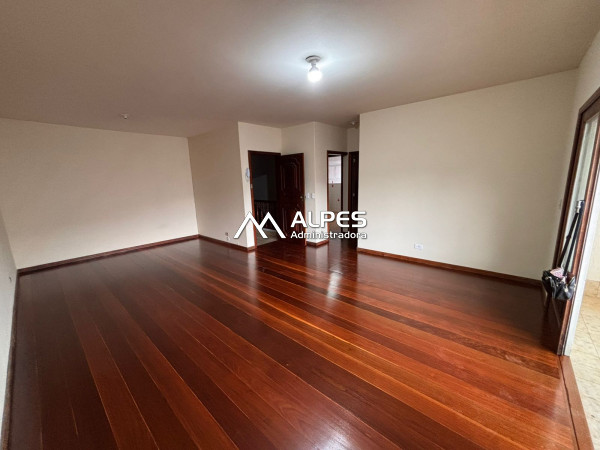 Apartamento Estilo Casa, de frente, com 2 Quartos, varanda fechada, garagem e espaço terrário com jardim.