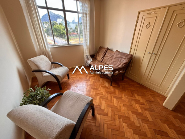 Excelente apartamento quarto e sala mobiliado, próximo a faculdade, com elevador e estacionamento.