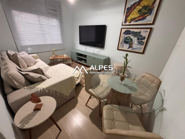 Excelente apartamento, todo mobiliado e decorado, bem localizado, próximo a faculdade.