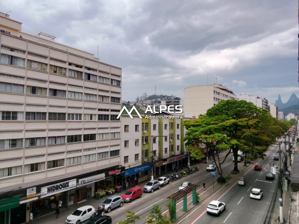 Excelente apartamento de 2 quartos, com vista livre próximo a mercados, bancos e todo comércio.