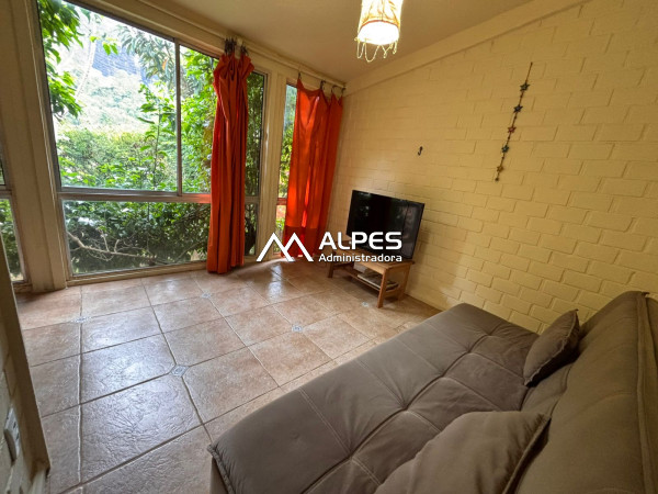 Casa de 2 quartos, mobiliada, vista livre, lugar tranquilo, condomínio com lazer e estacionamento.