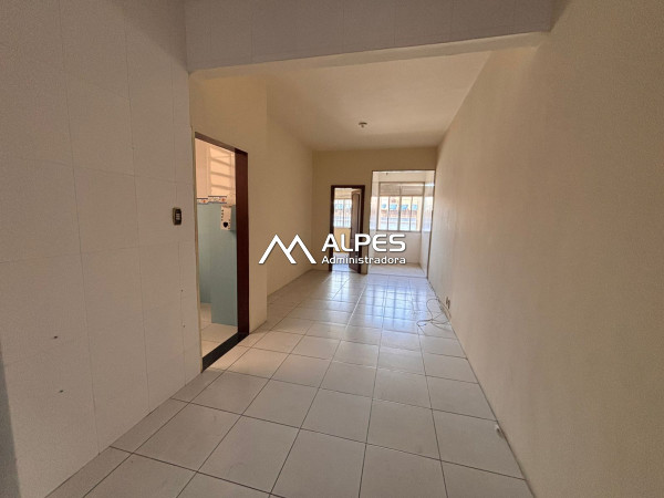 Apartamento próximo a faculdade, de quarto e sala, ensolarado, próximo a mercados e restaurantes.