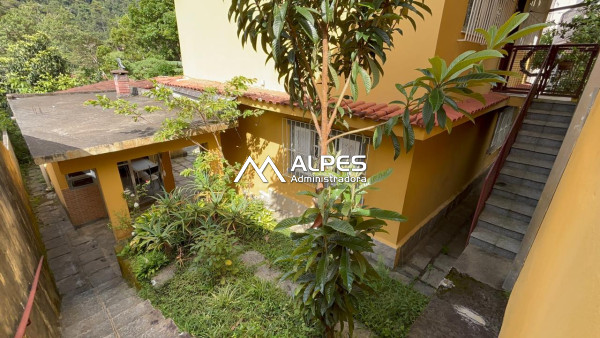 Casa fora condomínio, estilo vila, 2 quartos, quintal, espaço gourmet e garagem.