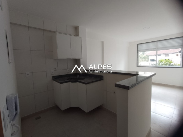 Excelente Apartamento estilo Flat, próximo a faculdade, feirinha do Alto, e restaurantes. Prédio com elevador e garagem.