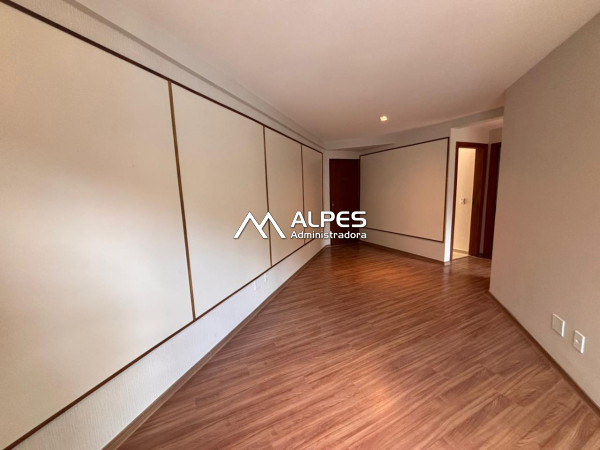 Apartamento no centro da cidade, 2 quartos com móveis planejados, primeira locação. Prédio com elevador e garagem.