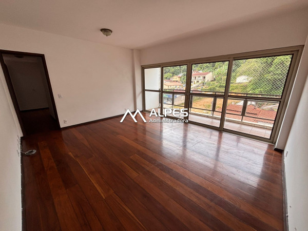 Excelente apartamento, com vista livre e ensolarado. Com 3 quartos (1 suíte), ampla sala, área de serviço completa e elevador.