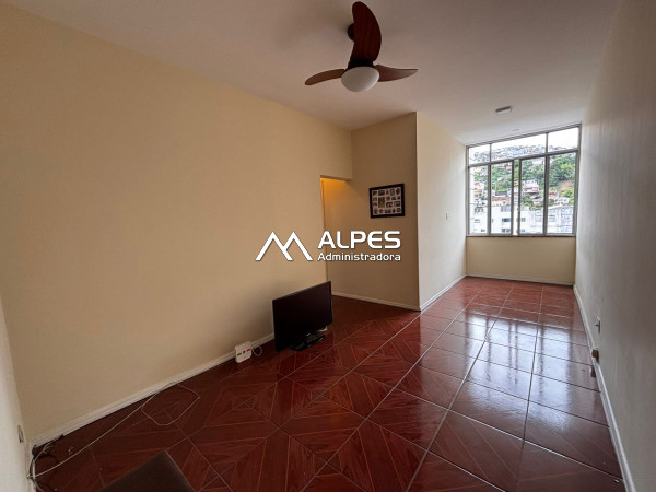 Excelente apartamento de 2 quartos, com vista livre próximo a mercados, bancos e todo comércio.