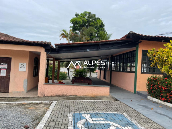 Casa mobiliada duplex em Araruama, composta por 1 quarto, apenas 10 minutos da praia e todo comércio.