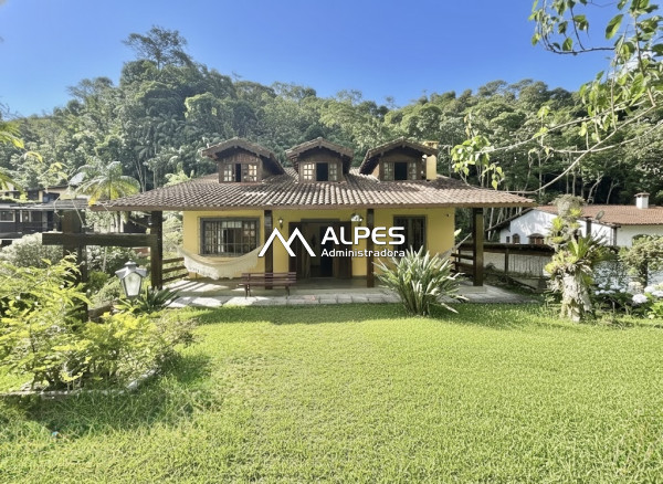 Excelente imóvel localizado em um dos bairros mais valorizados da cidade, Granja Comary, maravilhoso para quem procura um lugar de paz e tranquilidade