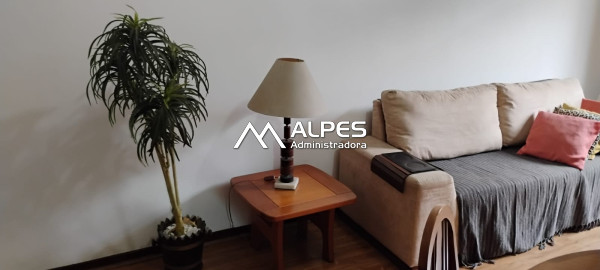 Excelente apartamento quarto e sala mobiliado, próximo ao centro da cidade, com elevador e estacionamento.