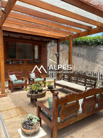 Excelente casa em condomínio renomado, perfeito para quem busca por conforto, espaço, e paz. Com vistas para as montanhas.