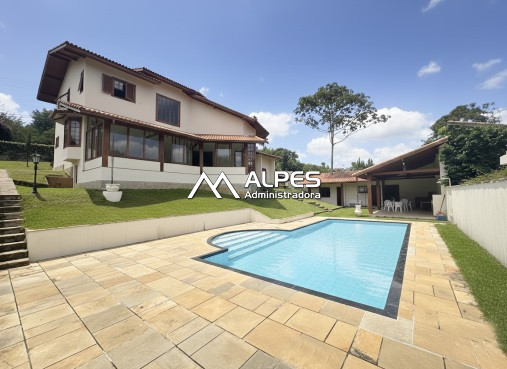 Excelente residência localizada no Condomínio Green Valley, com vista indevassável, ótima incidência solar e ventilação natural.