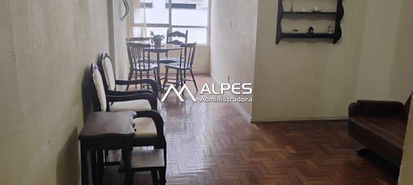 Excelente apartamento de 2 quartos mobiliado, no centro da cidade, com elevador.