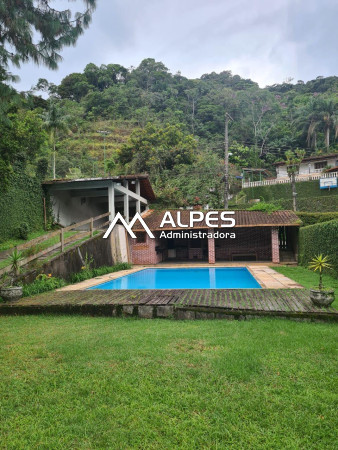 Excelente casa de condomínio com 4 quartos, vista livre, muito verde, e com área de lazer completa.