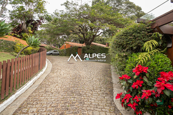 Excelente casa em condomínio, perfeito para quem busca espaço, e paz. Com vistas para as montanhas, e muito verde.