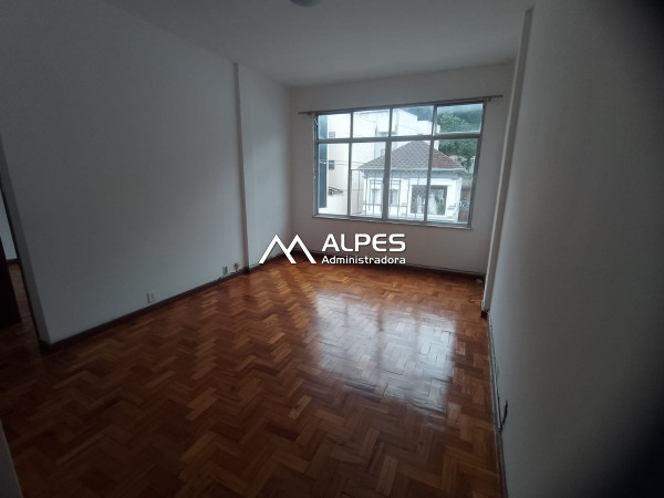 Excelente localização, junto ao comércio, quarto e sala amplos, com área de serviço.