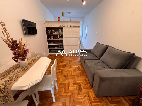 Excelente apartamento dividido em quarto e sala, mobiliado, linda vista, junto ao Parque Nacional