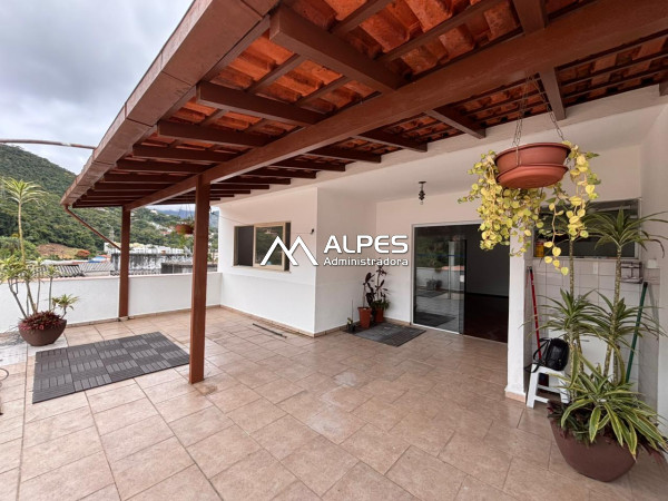 Excelente cobertura com varanda, 3 quartos, pintura nova, próximo ao comércio, e mercados.