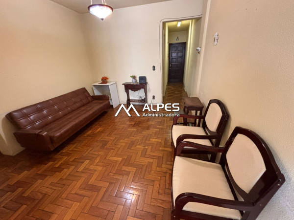 Excelente apartamento de 2 quartos, no centro da cidade, com elevador.