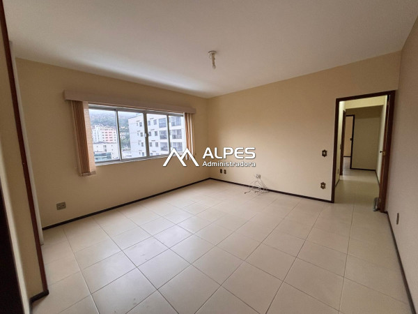 Excelente apartamento de 2 quartos, bairro nobre, junto ao comércio e bancos.