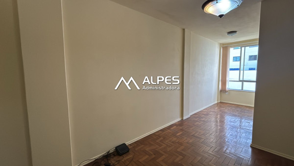 Excelente apartamento de 2 quartos, no centro da cidade, com elevador.