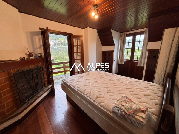 Excelente casa de condomínio com 4 quartos, vista livre, muito verde, e com área de lazer completa.