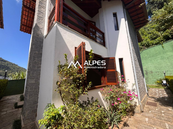 Excelente casa em condomínio, 2 quartos, varanda e garagem.