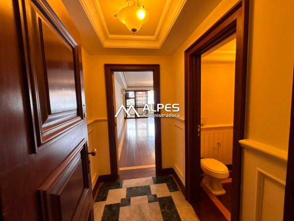 Excelente apartamento em bairro nobre, 3 suítes, ampla varanda, condomínio com lazer e portaria.