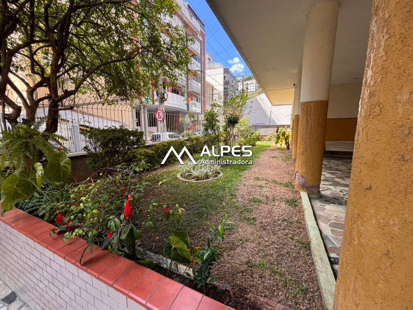 Apartamento mobiliado no centro da cidade, de 2 quartos, prédio com elevador .