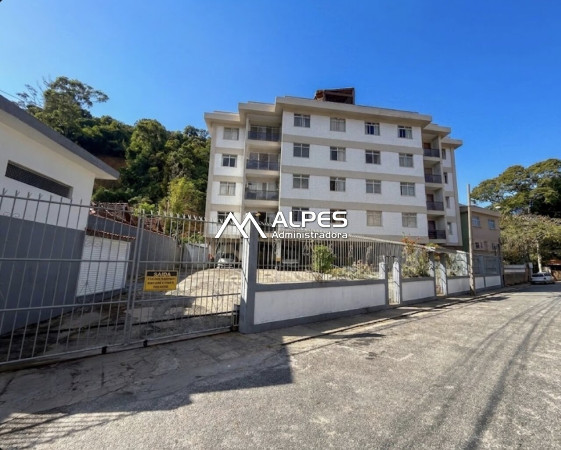 Apartamento de 2 quartos junto ao comércio e bancos, prédio com elevador e garagem