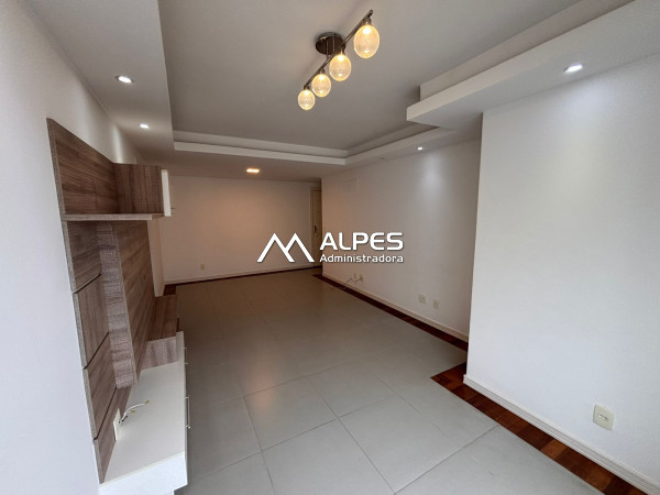 Excelente apartamento de 2 quartos, bairro nobre, armários planejados, condomínio com lazer e portaria.