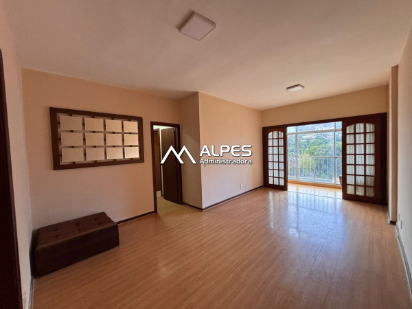 Excelente apartamento de3 quartos, com vista livre próximo a mercados, bancos e todo comércio.