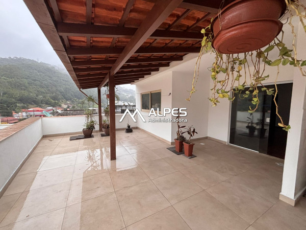Excelente cobertura com varanda, 3 quartos, pintura nova, próximo ao comércio, e mercados.