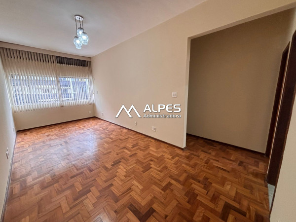 Excelente apartamento ensolarado no centro da cidade de 2 quartos.
