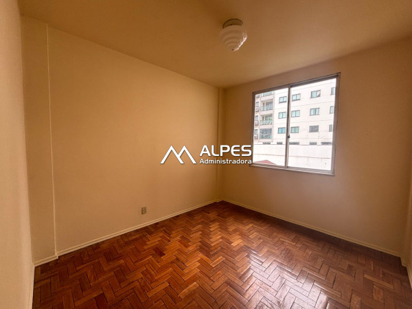 Excelente apartamento de 2 quartos, no centro da cidade, com elevador.