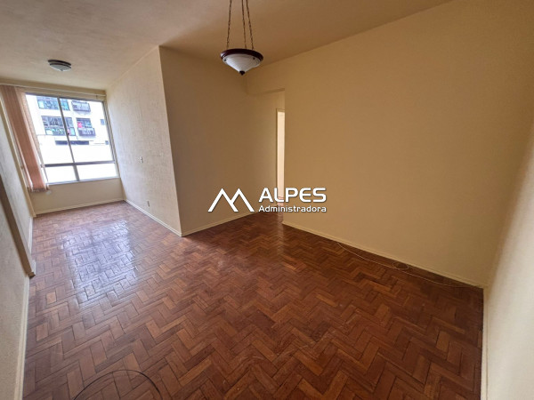 Excelente apartamento de 2 quartos, no centro da cidade, com elevador.