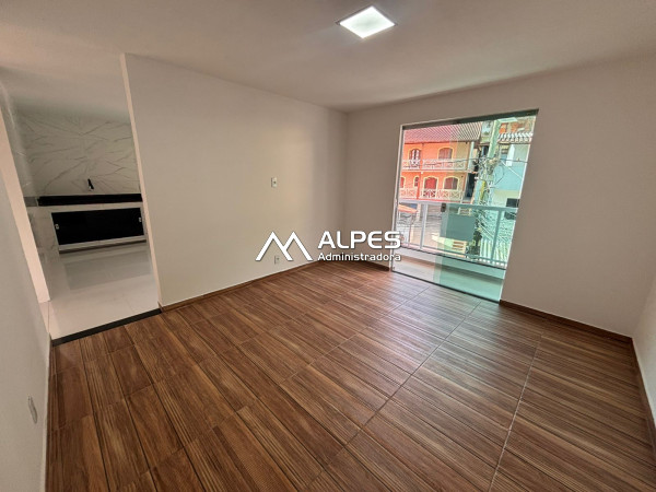 Excelente apartamento dividido em quarto e sala com varanda, próximo ao centro da cidade.