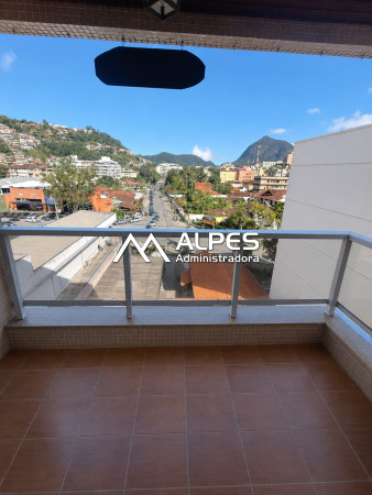 Apartamento de 2 quartos, varanda, bairro tranquilo, condomínio com elevador e garagem.
